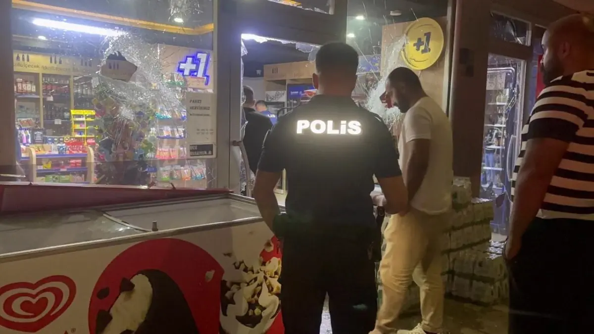 Alkollü Kişi İş Yerinin Camlarını Kırdı, Güvenlik Kamerasında Anbean Kaydedildi