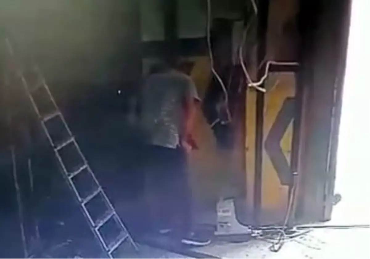 Esenyurt'ta Hırsızlık: Matkap Çalan Şüpheli Kamerada Yakalandı