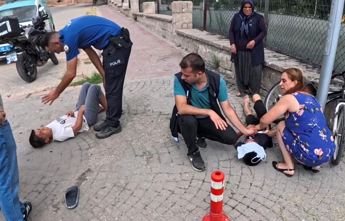 Aksaray'da Freni Tutan Bisikletle Yokuş Aşağı İnen İki Çocuk Aydınlatma Direğine Çarptı