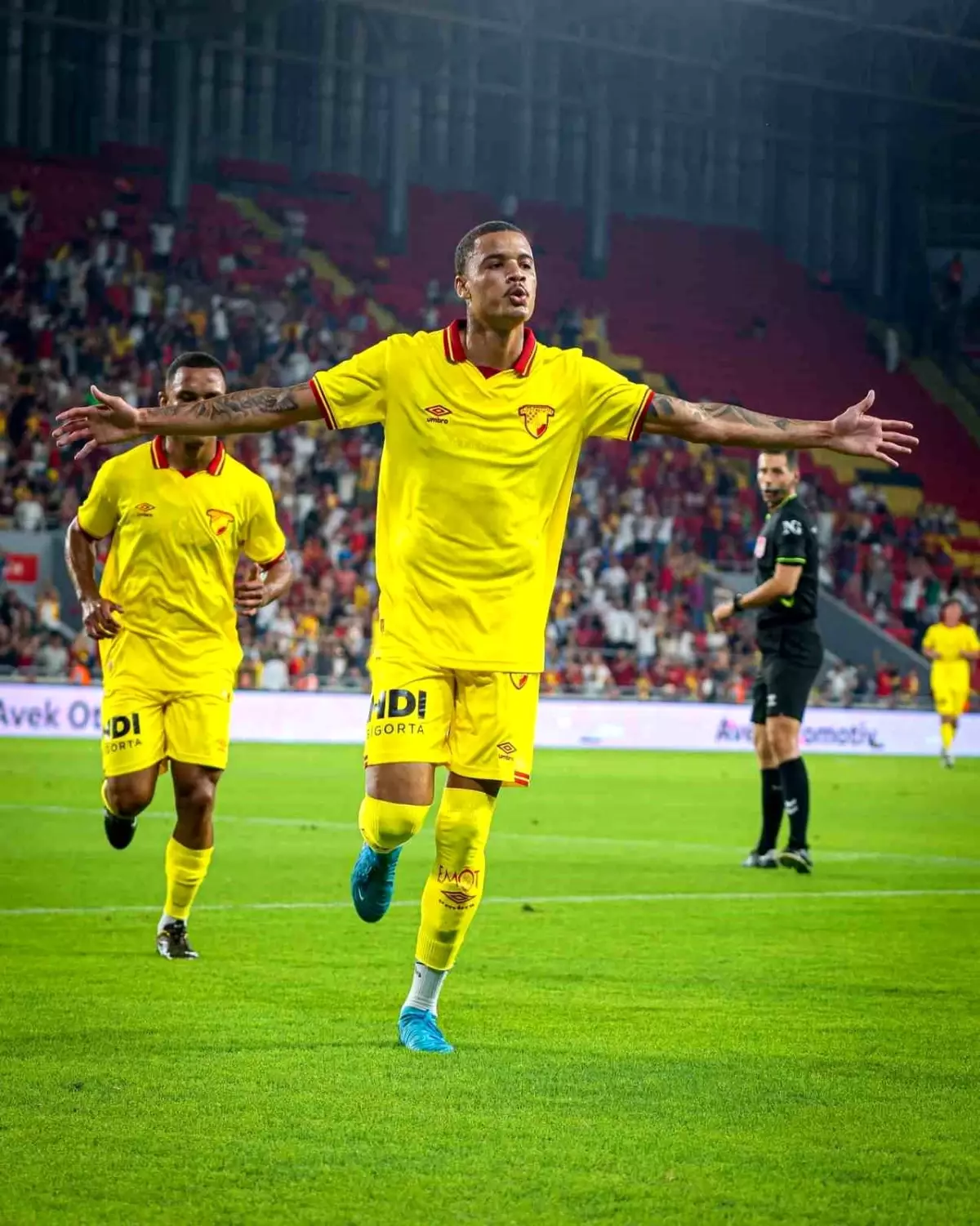 Göztepe'nin Yeni Forveti Janderson, Performansıyla Beğeni Topladı