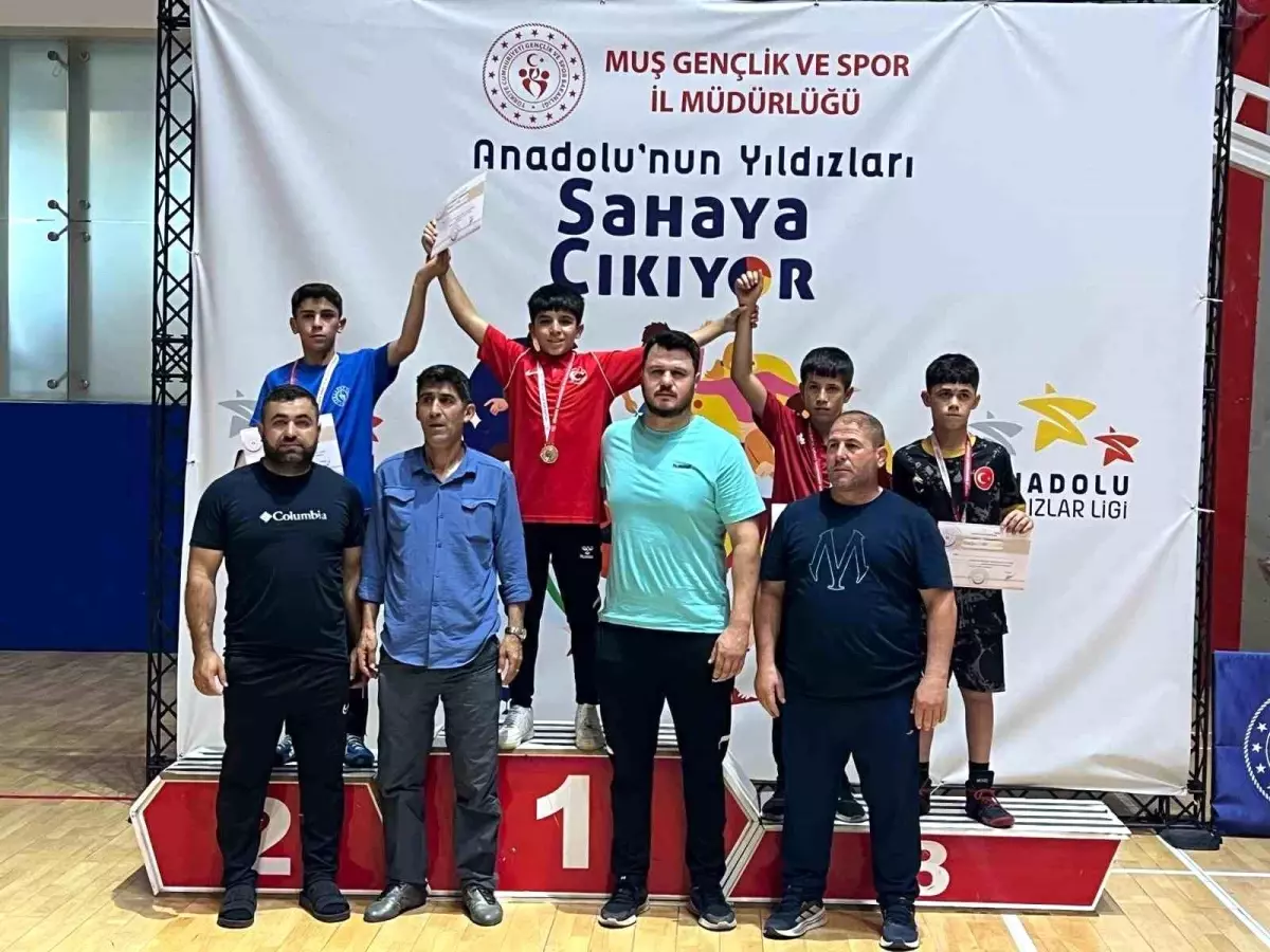 Hakkari'li Güreşçiler Muş'ta 6 Madalya Kazandı