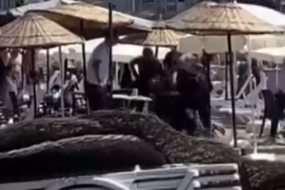 Halk plajında şezlong kavgası: Zabıta ile para toplayanlar arasında arbede