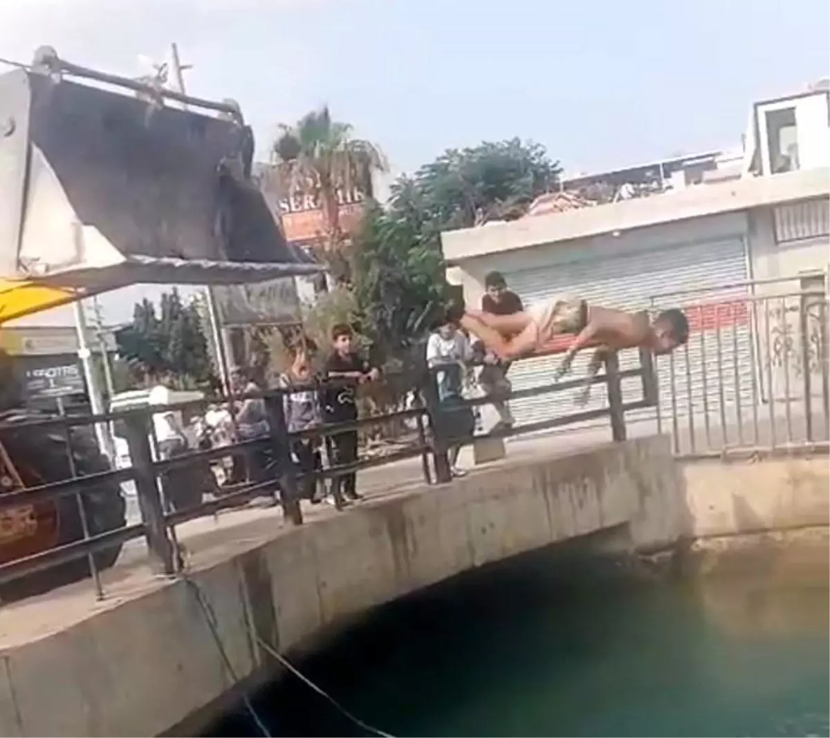 Adana'da Sıcaklar Çocukları Tehlikeye Atıyor