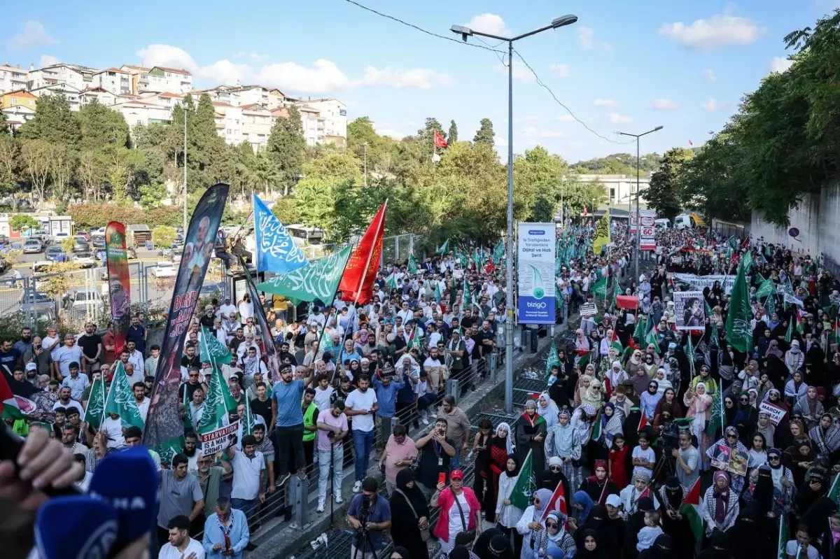 İstanbul'da Gazze İçin Büyük Protesto Yürüyüşü Düzenlendi