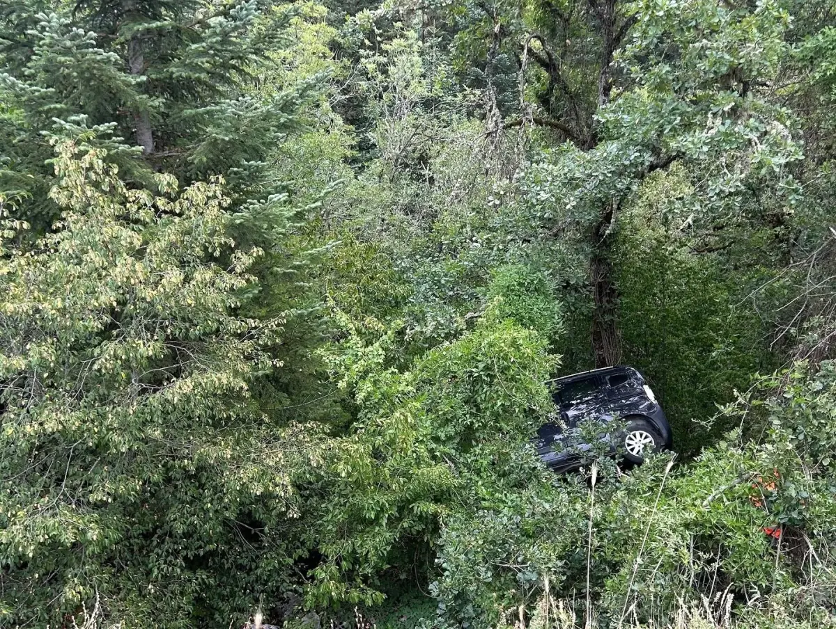 Kastamonu'da Hafif Ticari Araç Şarampole Yuvarlandı: 4 Yaralı