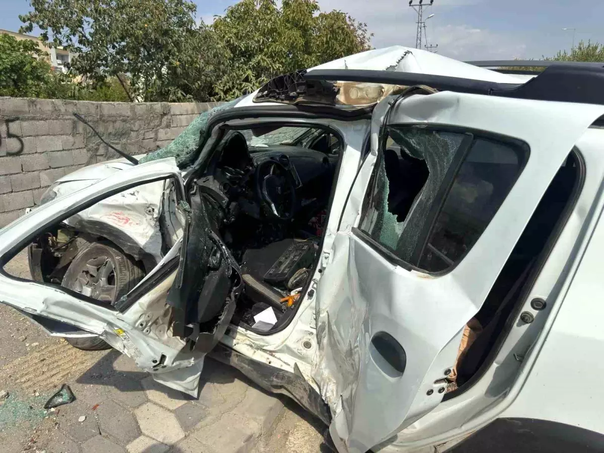 Adıyaman'da Minibüs ve Hafif Ticari Araç Çarpıştı: Bir Kişi Hayatını Kaybetti