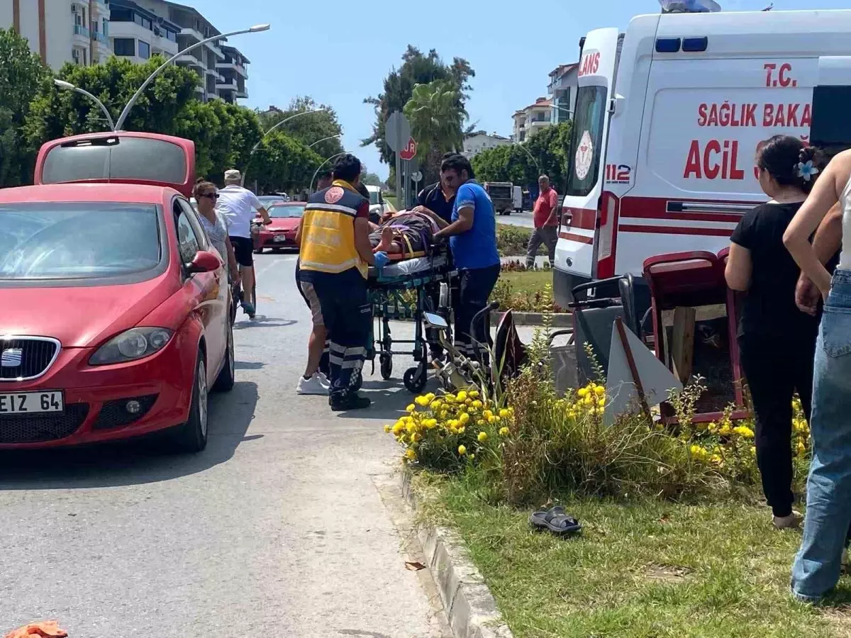 Gazipaşa'da Otomobil ve Elektrikli Motosiklet Çarpıştı: Baba ve Oğlu Yaralı