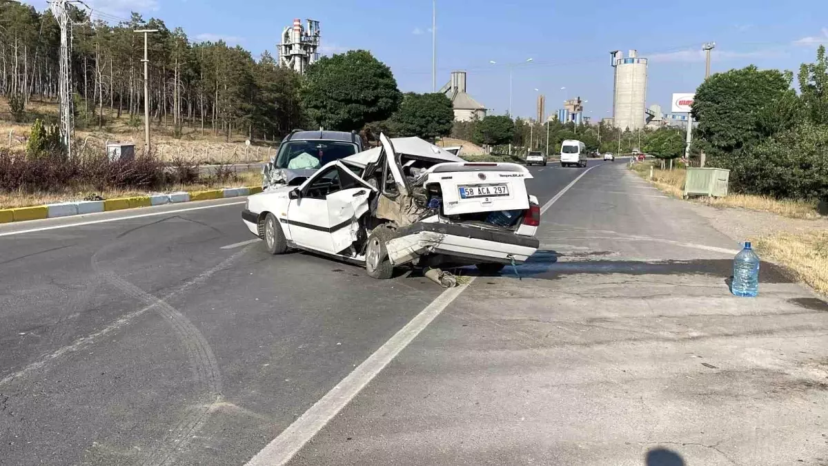 Sivas'ta Trafik Kazası: Fiat Hurdaya Döndü, Sürücü Yaralandı