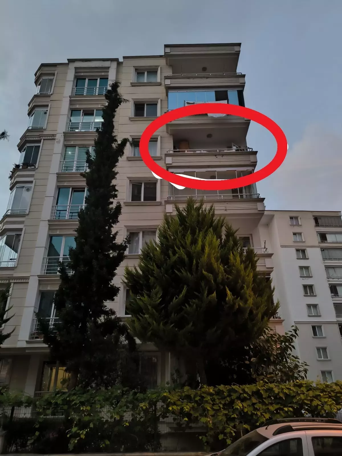 Kedisini Yakalamaya Çalışırken Balkondan Düşen 14 Yaşındaki Kız Yaralandı