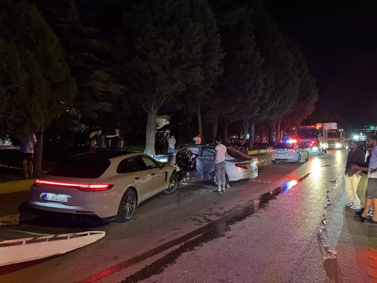 Kartepe'de Otomobil Çarpışması: 4 Yaralı