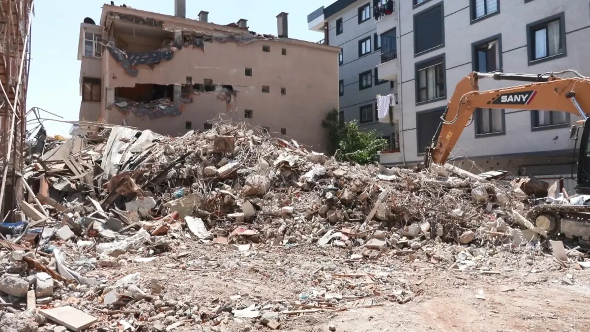Küçükçekmece'de yıkım esnasında çöken binayı inceleyen Prof. Dr. Koçak: Bu çok sık rastladığımız bir durum