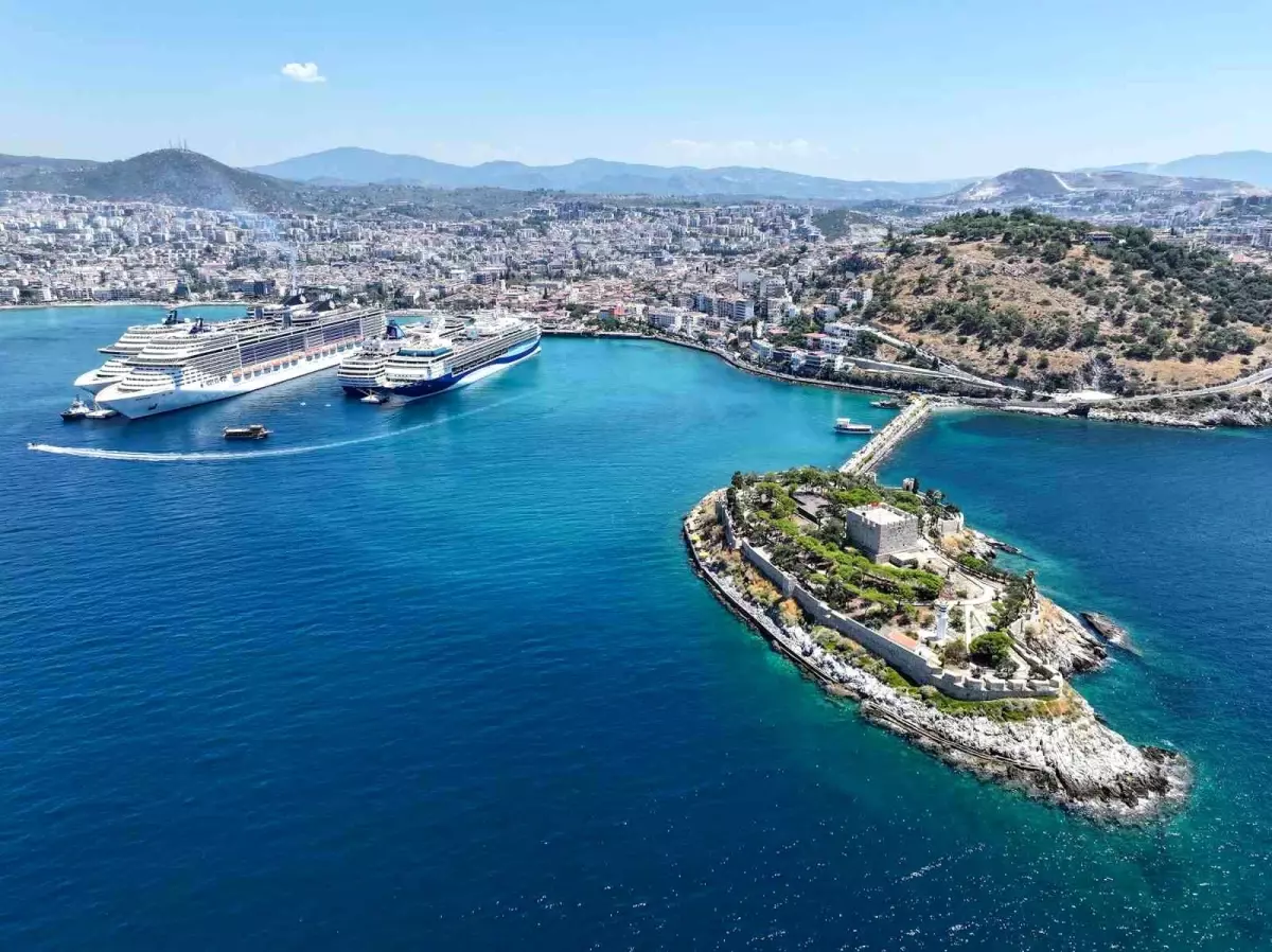 Kuşadası'na Beş Kruvaziyer Gemisiyle 10 Bin 916 Turist Geldi