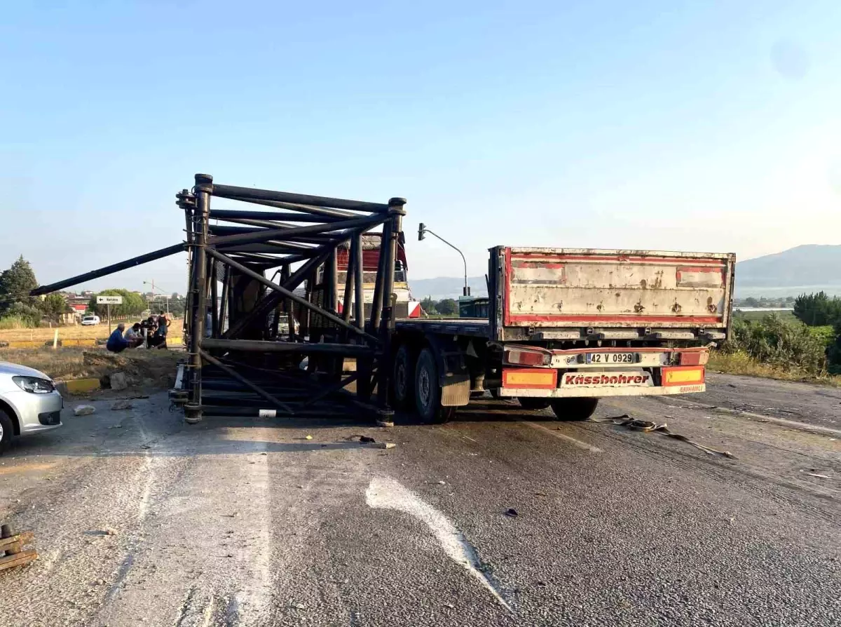 Manisa'da Zincirleme Trafik Kazası: 2 Yaralı