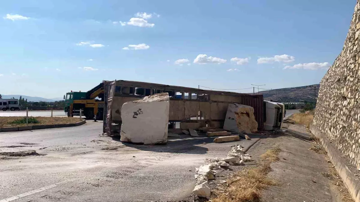 Amasya'da Mermer Yüklü Tır Devrildi, Sürücü Hastaneye Kaldırıldı