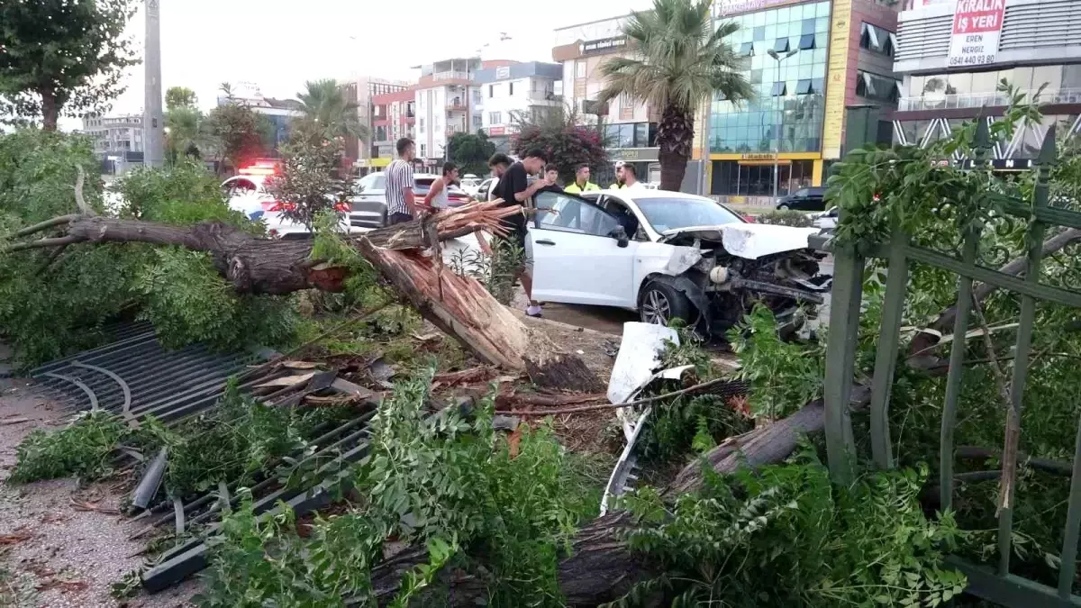 Antalya'da Kaza: Direksiyon Hakimiyeti Kaybedildi, Şans Eseri Yaralanan Olmadı