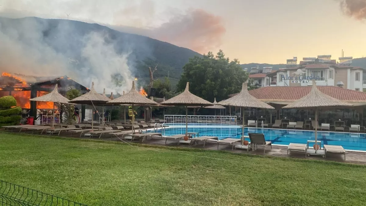 Erdek'te Otel Bahçesinde Yangın