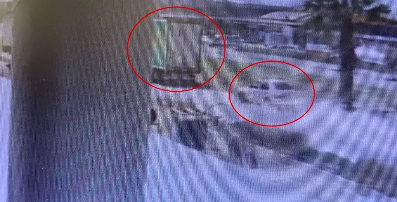 Bursa'da TIR'a Çarpan Otomobilin Sürücüsü Hayatını Kaybetti