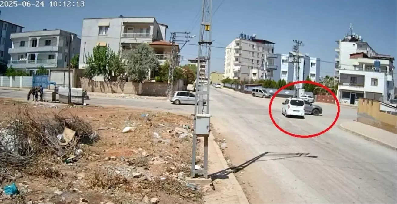 Hatay'da Sağdan Sollama Kazası: İki Sürücü Hafif Yaralandı