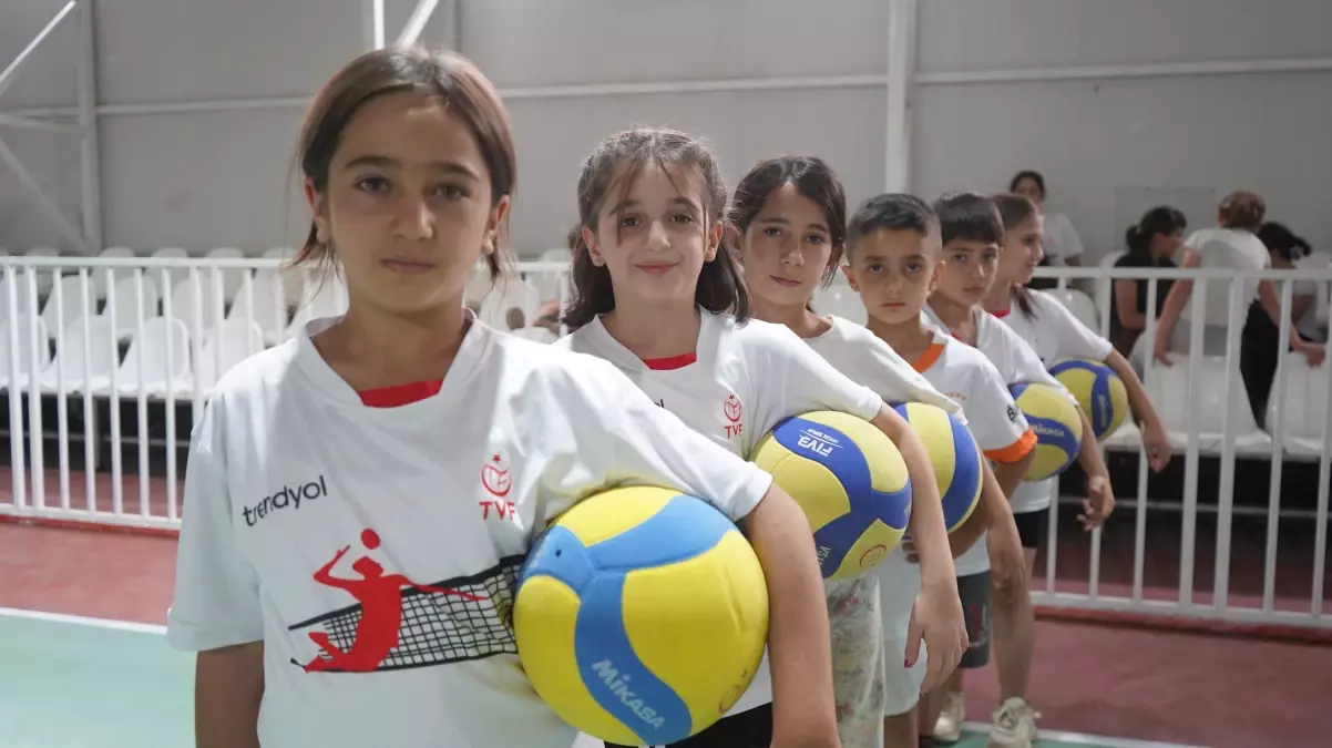 Şırnak'ta 'Fabrika Voleybol' Projesi ile 1200 Çocuk Voleybol Eğitimi Aldı
