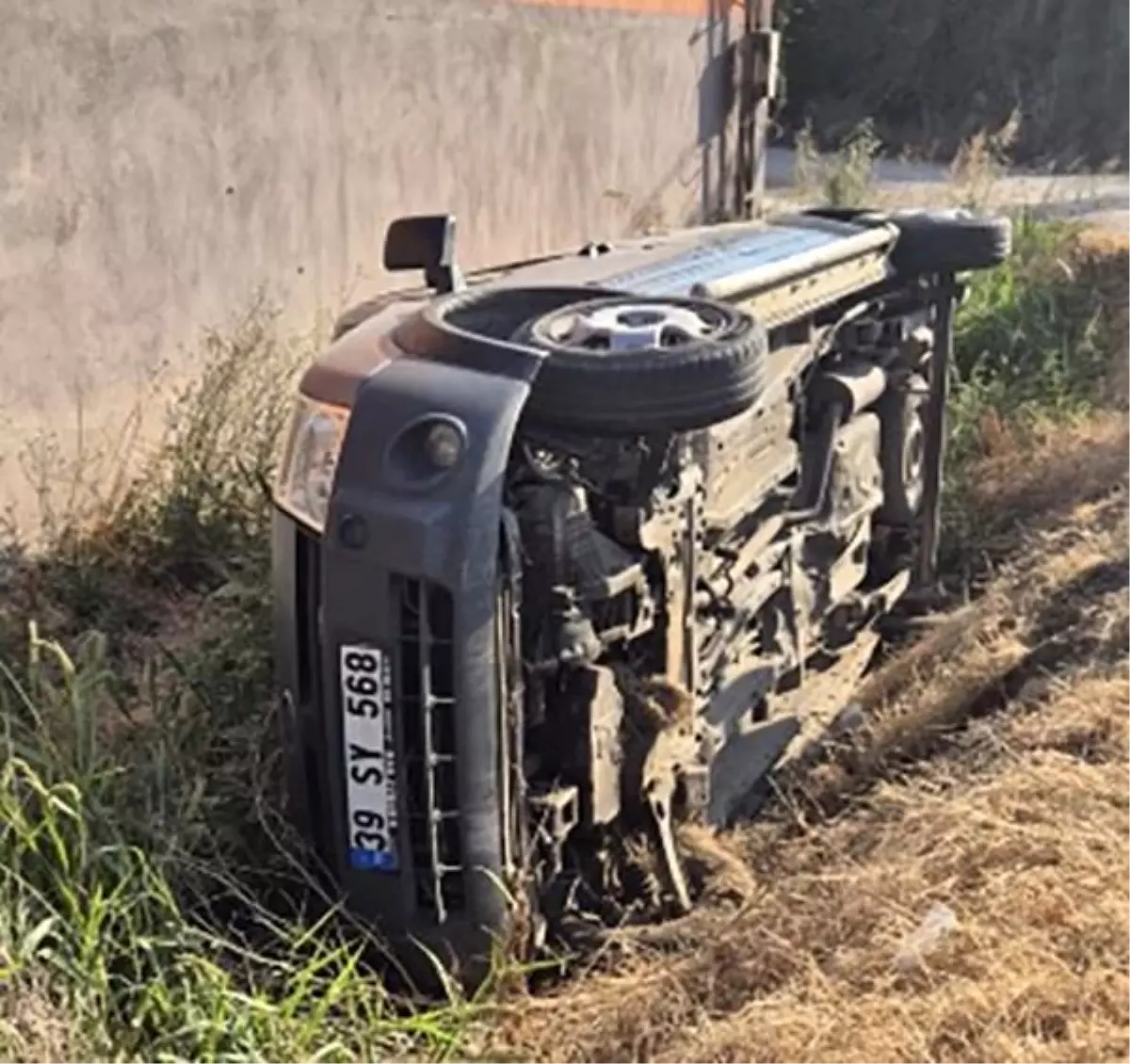 Balıkesir'de Tek Taraflı Trafik Kazası: 3 Kişi Mahsur Kaldı