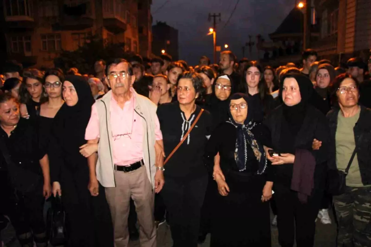 Boşanma Aşamasındaki Eşi Tarafından Öldürülen Sinem Topaloğlu İçin Yürüyüş Düzenlendi