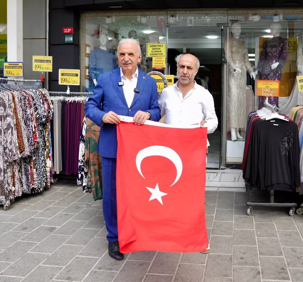 Ümraniye Belediyesi 40 Bin Türk Bayrağını Hane ve Esnafa Ulaştırdı