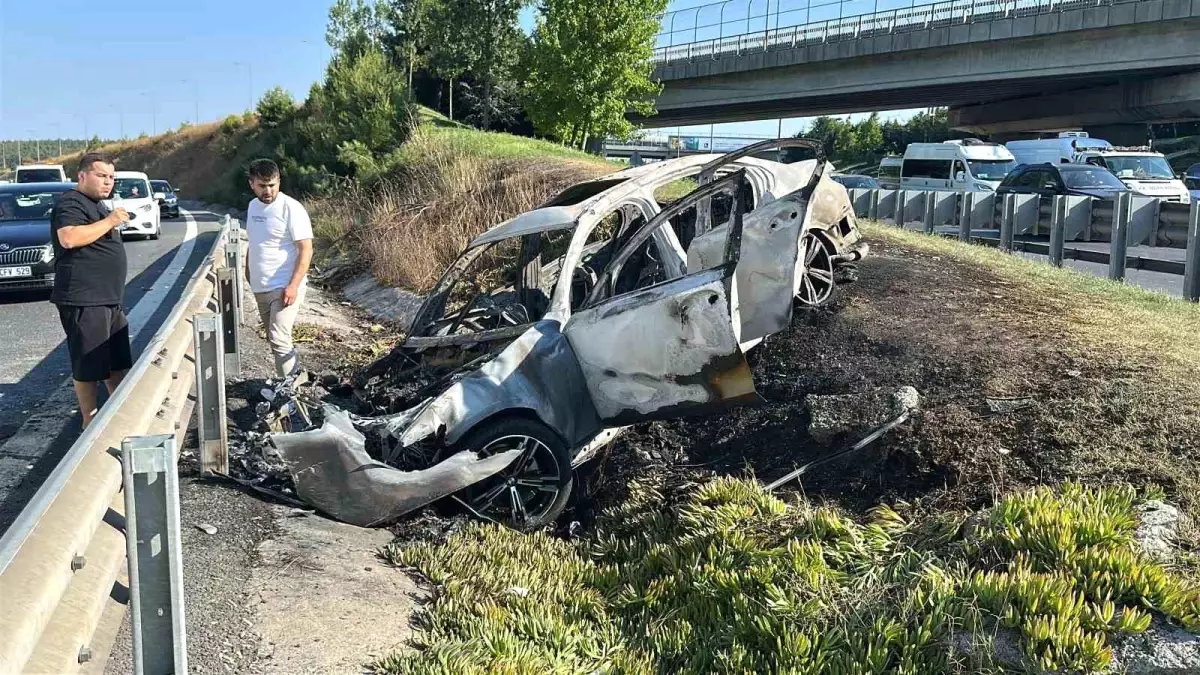 Ümraniye'de Kontrolden Çıkan Otomobil Alevlere Teslim Oldu