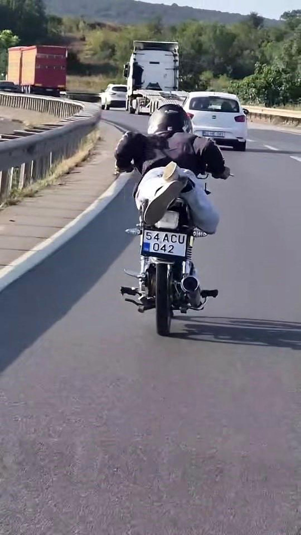 Seyir Halindeki Motosiklet Sürücüsü Hayatı Tehlikeye Atarak Yatarak Gitti