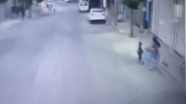 ablasinin elini birakip yola kosan 3 yasindaki 18916117 6667 m