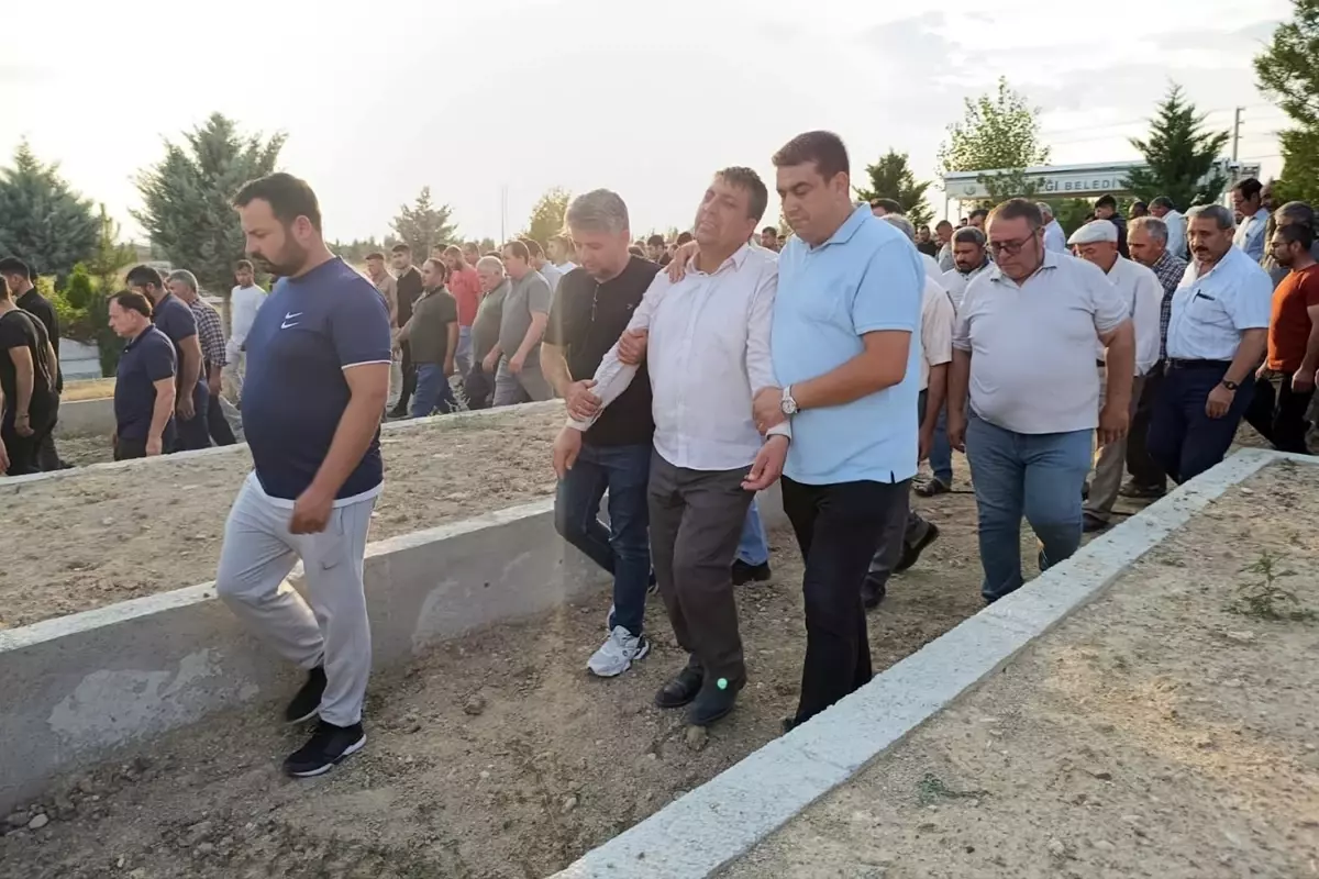 İki çocuk, serinlemek için girdikleri göletten çıkamadı