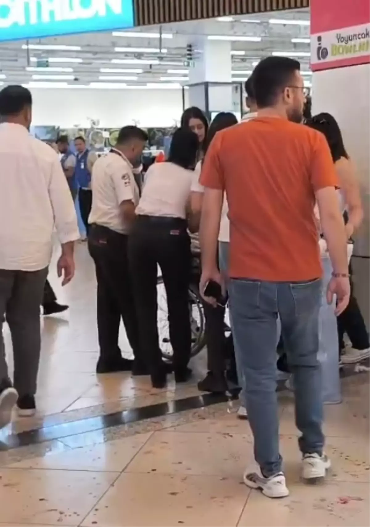 Ankara'da AVM'de Bıçaklı Kavga: İki Yaralı