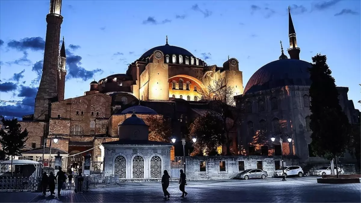 Ayasofya Camii'nde ne oldu? Ayasofya'da kundaklama olayı nedir? - SON DAKİKA