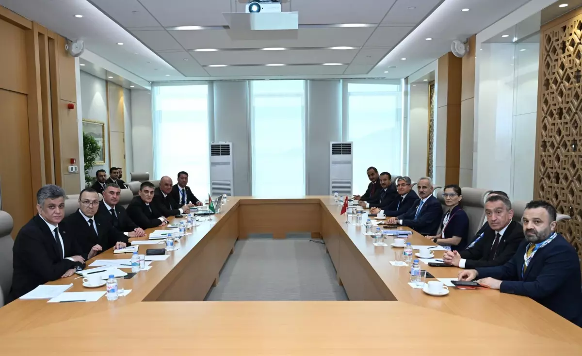 Bakan Uraloğlu Türkmenistan'da Ulaştırma İşbirliği İçin Toplandı