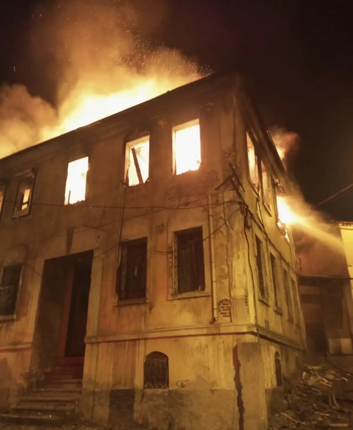 Balıkesir’de Tarihi Bina Yangınında Kullanılamaz Hale Geldi Balıkesir’de Tarihi Bina Yangınında Kullanılamaz Hale Geldi