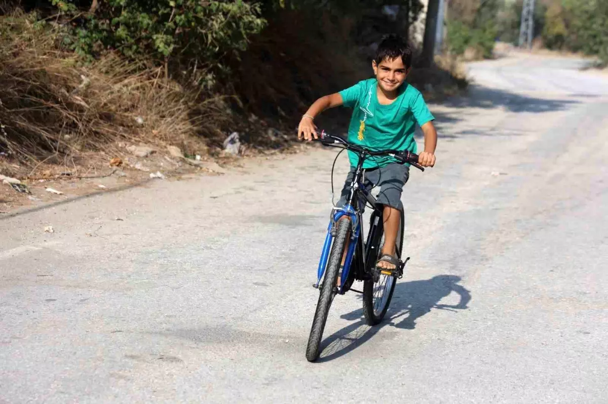 Hayırseverlerden 9 Yaşındaki Cesur'a Bisiklet Hediye