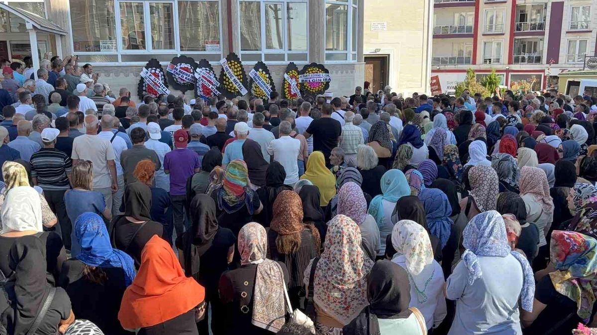 Edirne'de Kadın ve Oğlunun Cenazesi Toprağa Verildi