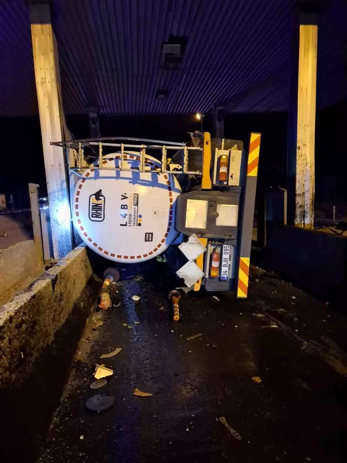 Bolu'da TEM Otoyolu'nda Tanker Devrildi: Sürücü Yaralandı