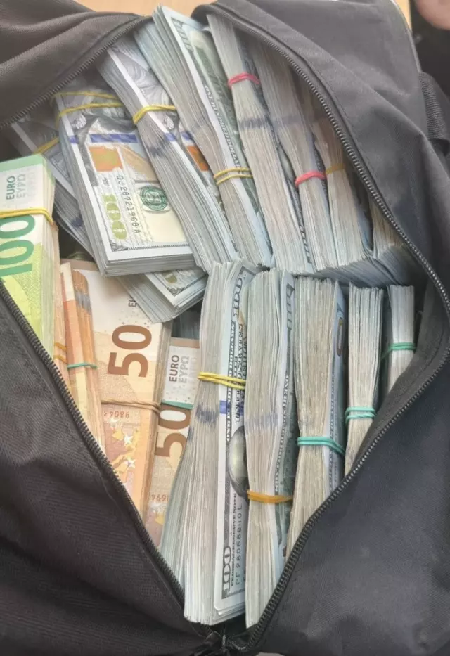 canta dolusu euro dolar ve altinla sinirda 18917954 8189 m