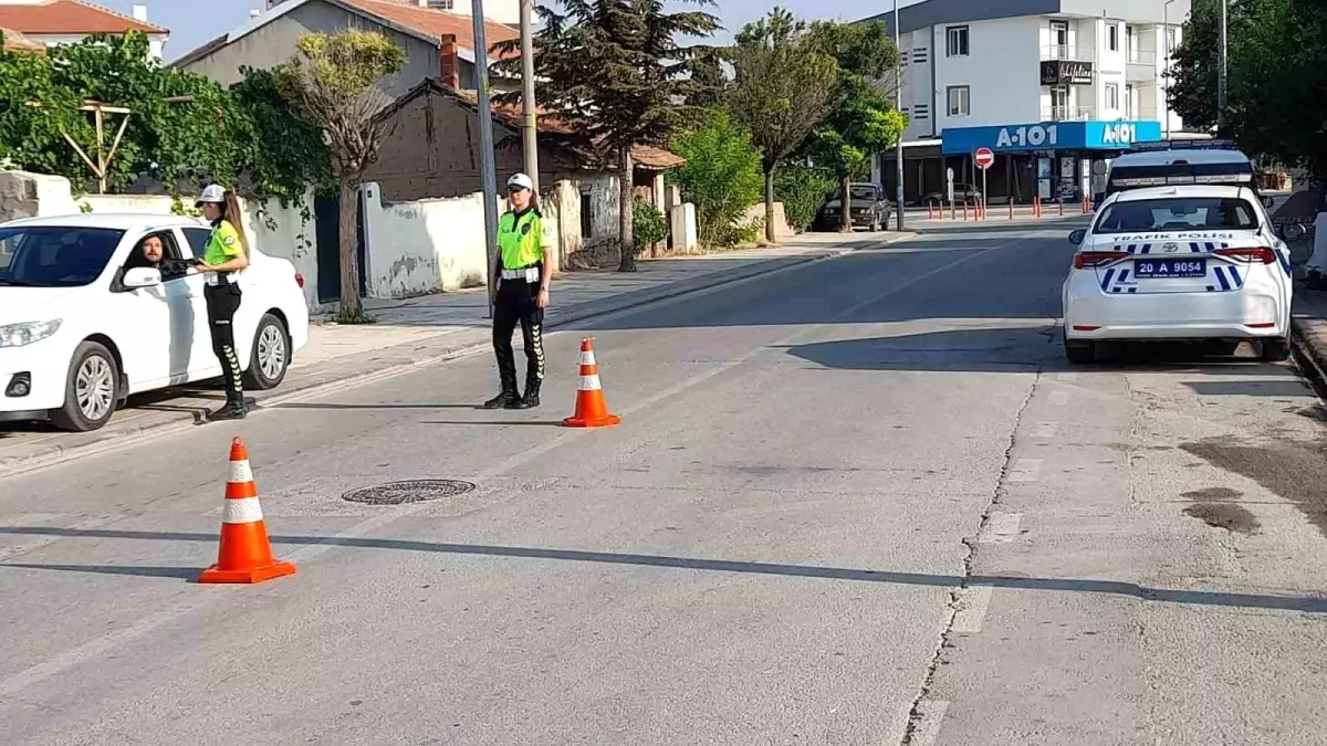 Çivril'de Kadın Trafik Polisleri Görev Başında