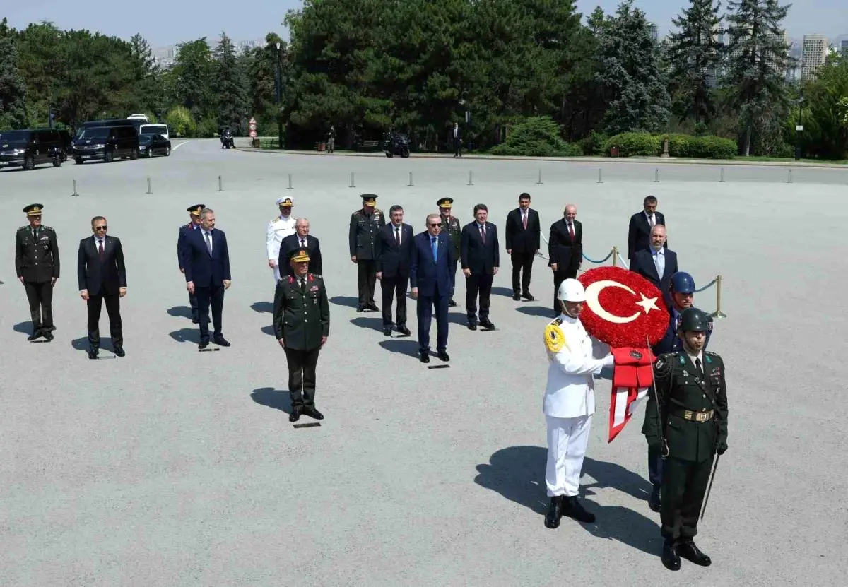 Cumhurbaşkanı Erdoğan başkanlığındaki YAŞ üyeleri Anıtkabir'i ziyaret etti