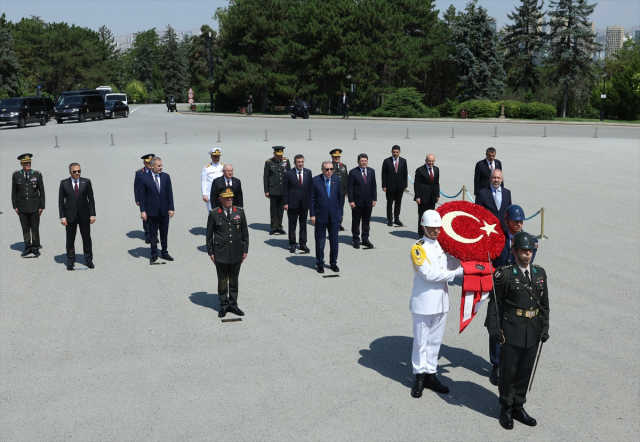 Cumhurbaşkanı Erdoğan, YAŞ üyeleriyle Anıtkabir'i ziyaret etti Cumhurbaşkanı Erdoğan, YAŞ üyeleriyle Anıtkabir'i ziyaret etti