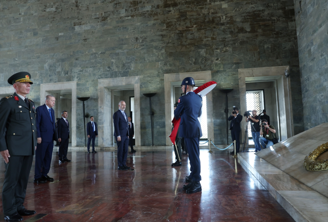 Cumhurbaşkanı Erdoğan, YAŞ üyeleriyle Anıtkabir'i ziyaret etti Cumhurbaşkanı Erdoğan, YAŞ üyeleriyle Anıtkabir'i ziyaret etti
