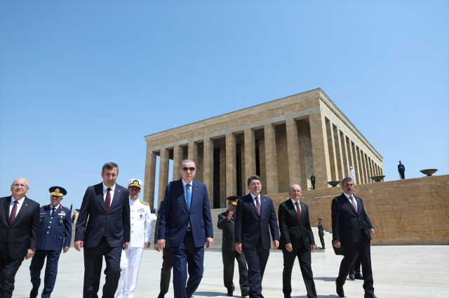 Cumhurbaşkanı Erdoğan, YAŞ üyeleriyle Anıtkabir'i ziyaret etti Cumhurbaşkanı Erdoğan, YAŞ üyeleriyle Anıtkabir'i ziyaret etti