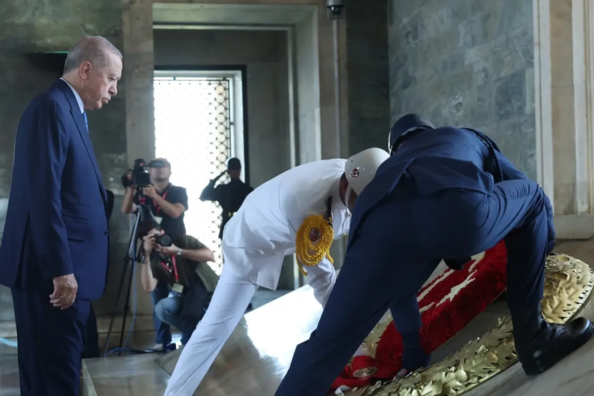 Cumhurbaşkanı Erdoğan, YAŞ üyeleriyle Anıtkabir'i ziyaret etti