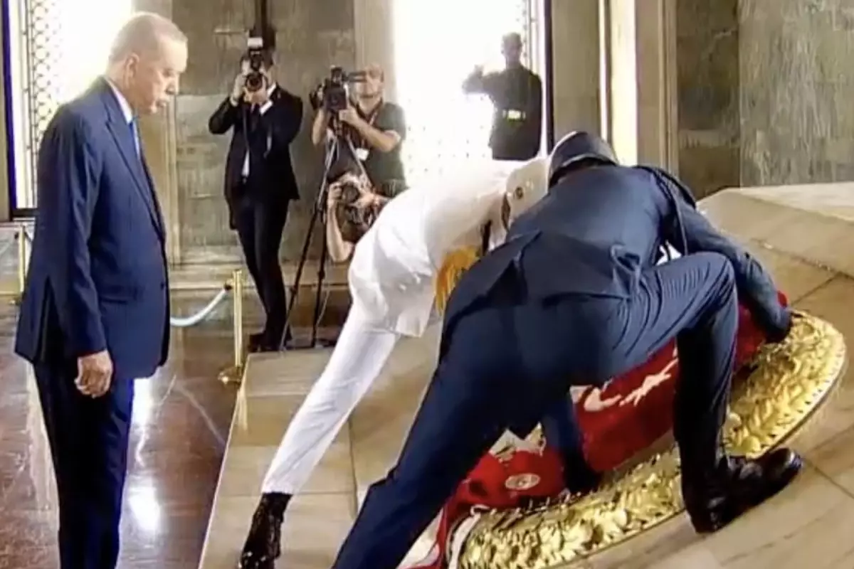 Cumhurbaşkanı Erdoğan, YAŞ üyeleriyle Anıtkabir&apos;i ziyaret etti