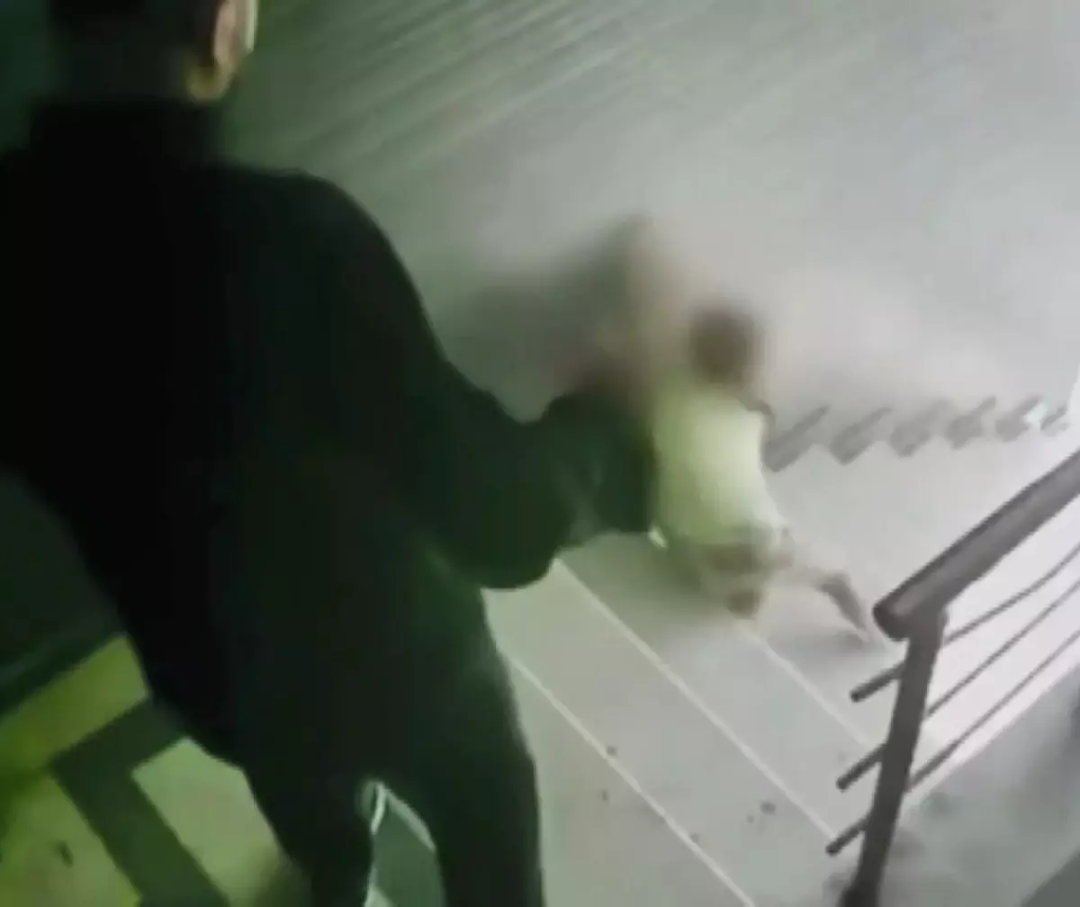 Babasının Şiddetiyle Merdivenlerden Düşen Kız İçin Hapis Talebi