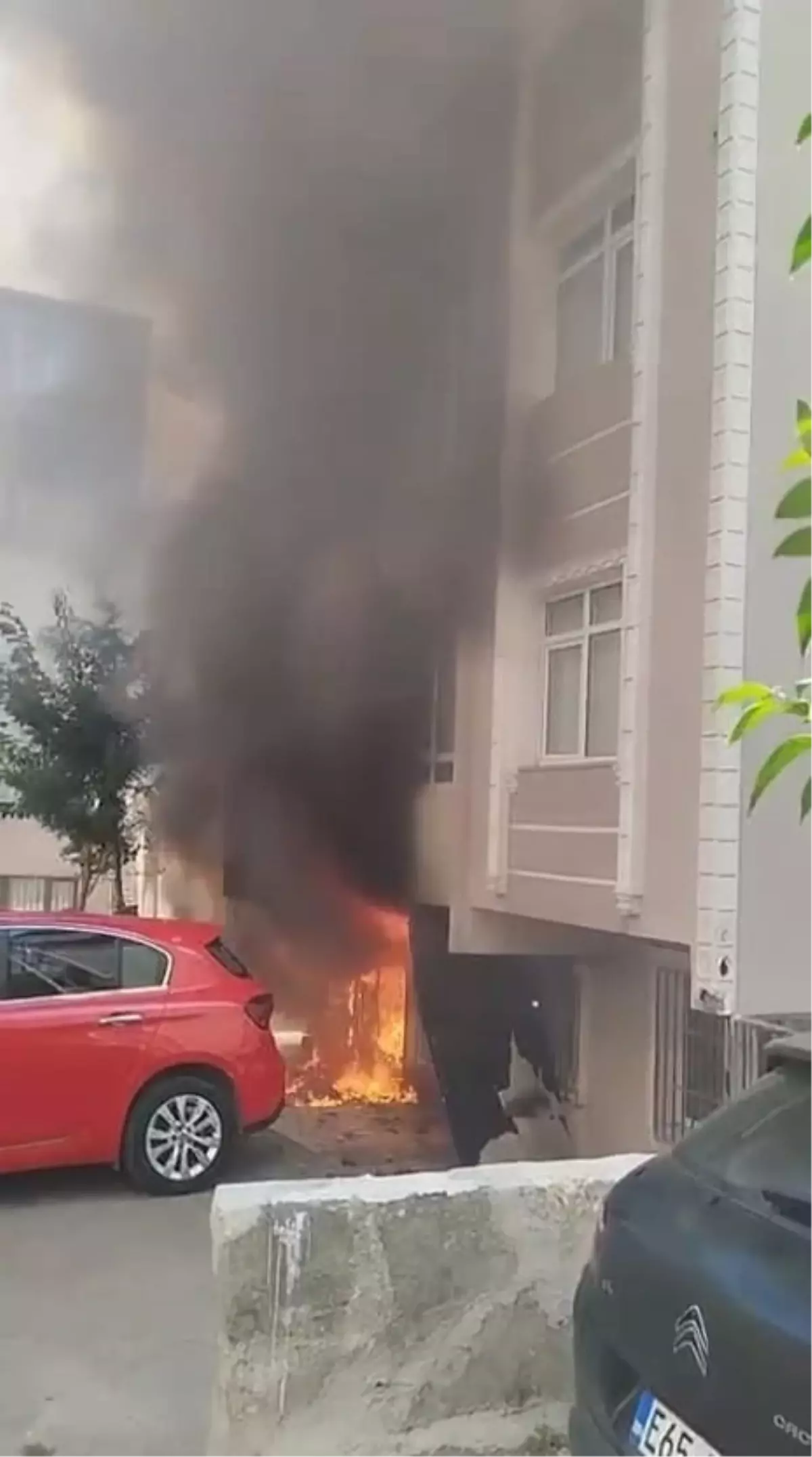 Fatih'te Ecza Deposunda Yangın Çıktı