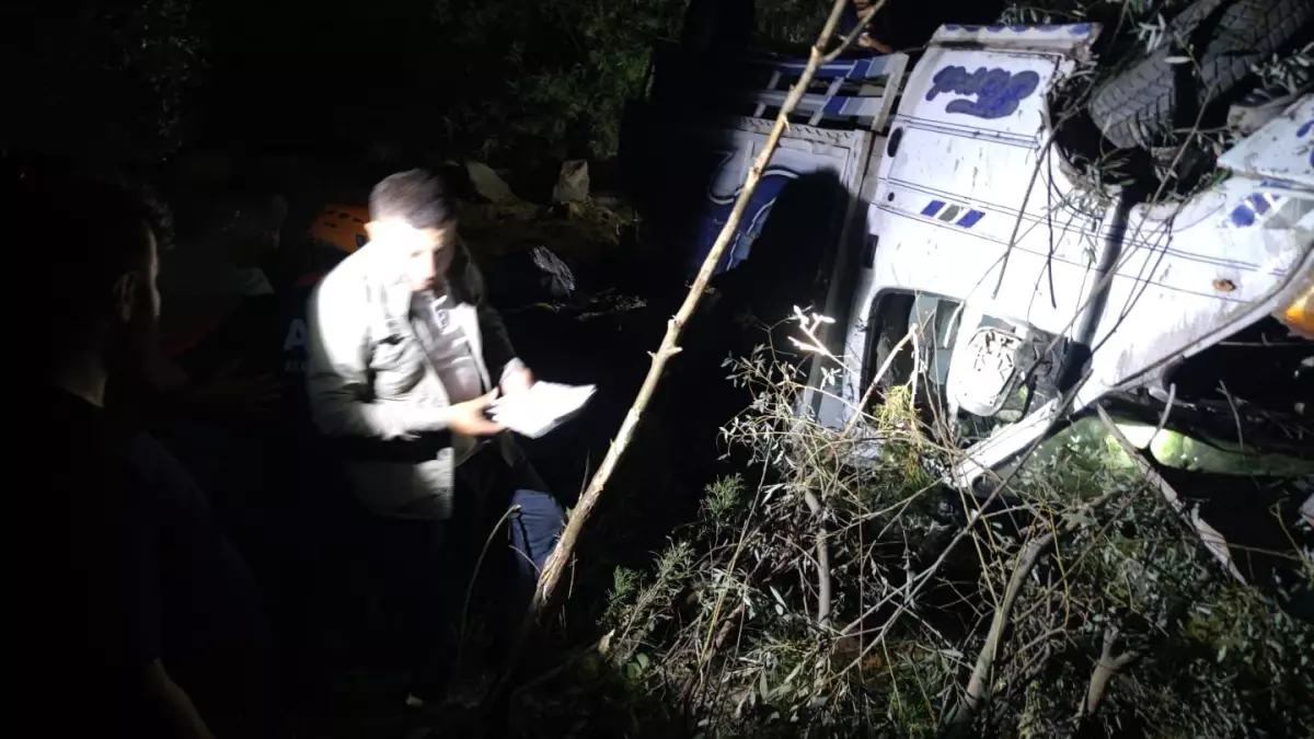Hakkari'de Kontrolden Çıkan Kamyonet Şarampole Yuvarlandı: 2 Yaralı