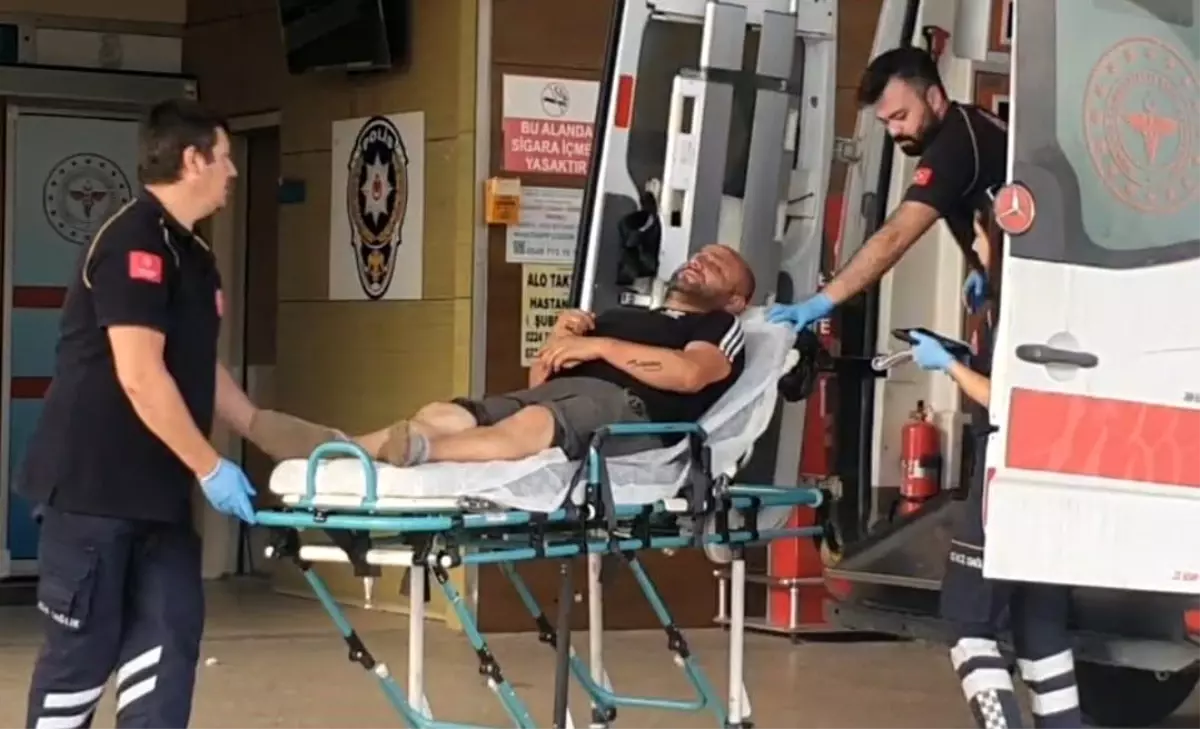 Bursa'da Kum Yüklü Tır Devrildi, Sürücü Yaralandı