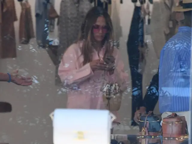jennifer lopez istanbul da magazaya alinmadi 18915466 2300 m